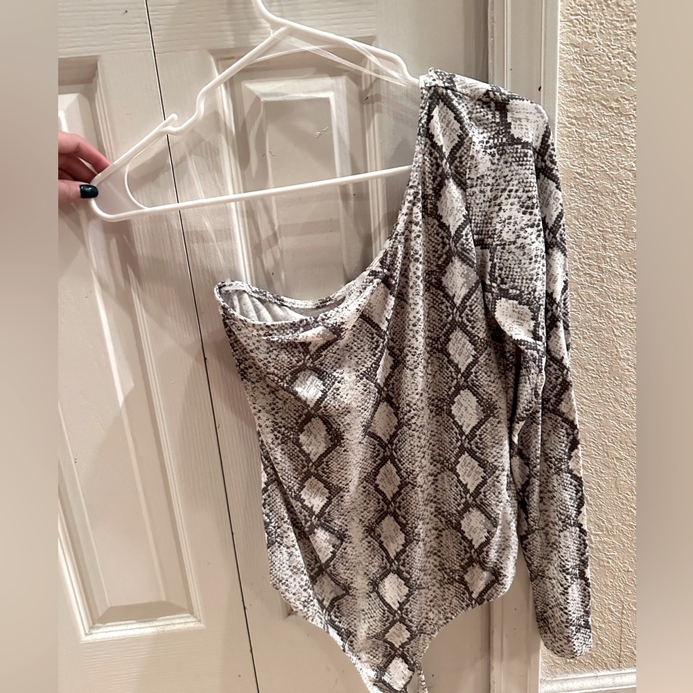 One shoulder snake print top body suit